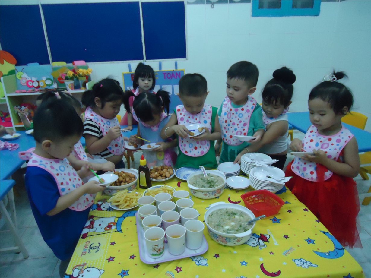 Các cháu lớp Mầm dự tiệc bufett mừng ngày 20-11.JPG